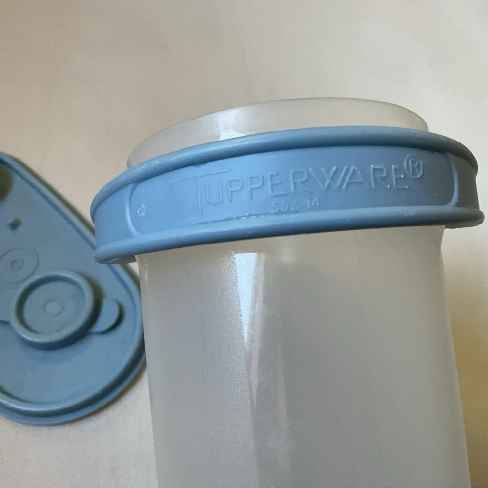 Tupperware Beverage Buddy 2 quart Blue Lid Juice Cocktail Container Vintage